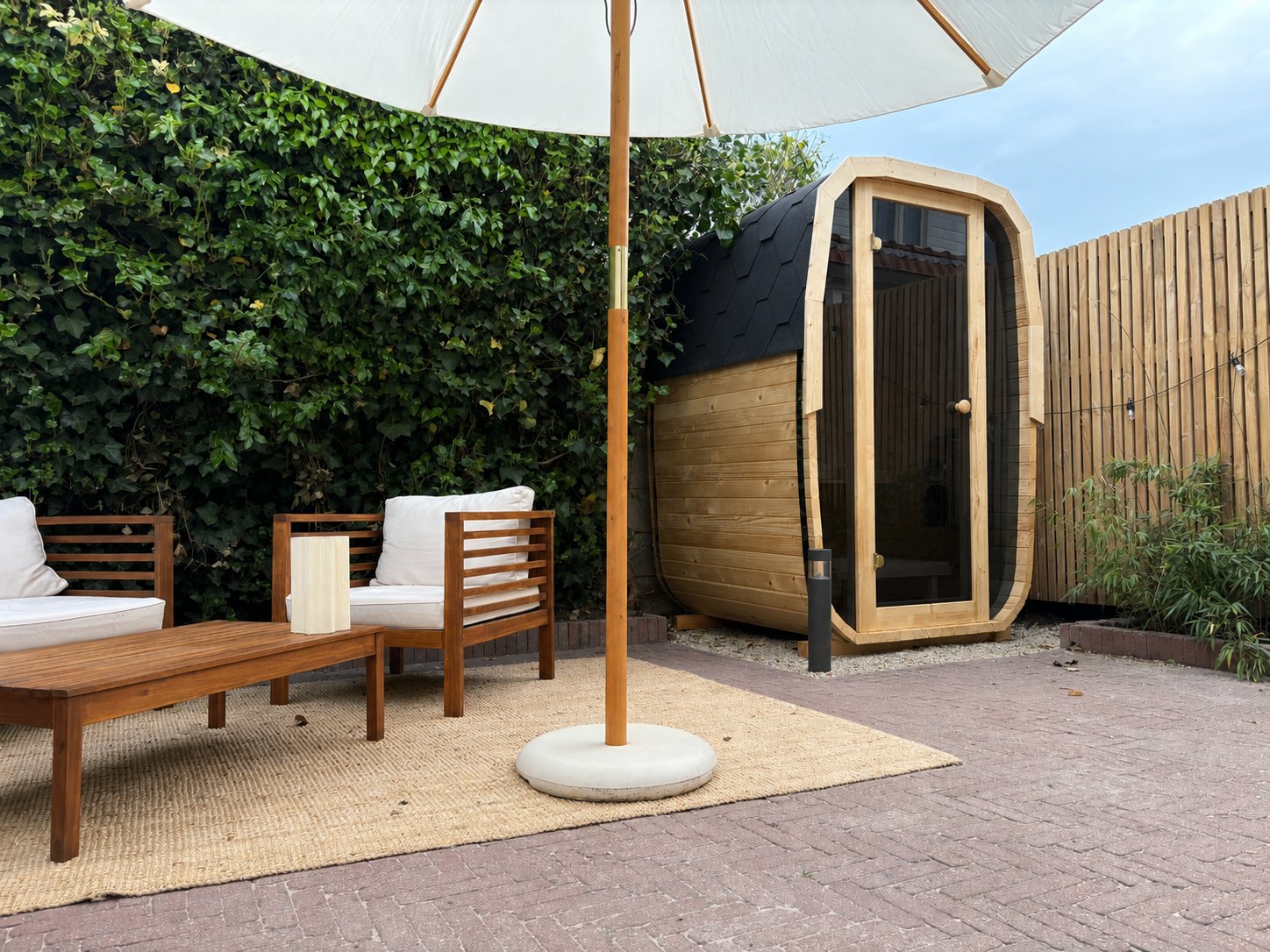 Sauna naast de loungehoek met parasol