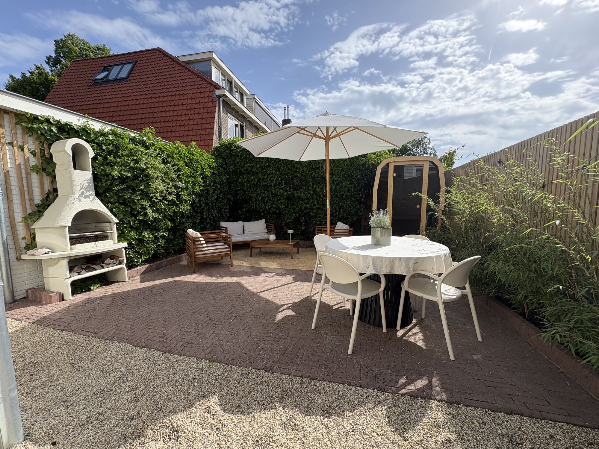 Onze tuin met de Nordic Cube, eettafel en lounge